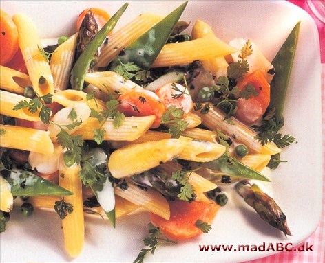 Pasta primavera Friske asparges, spæde sukkerærter og gulerødder, ærter og aromatisk kørvel forvandler pastaen til en forårspasta.