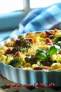 Pastagratin med pølser og broccoli