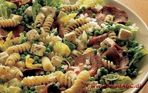 Pastasalat med basilikumpesto Pastasalat med basilikumpesto