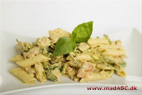 Pastasalat med kylling og karrydressing Pastasalat med kylling og karrydressing