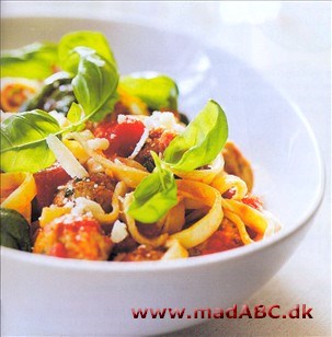 Pastasalat med kyllingeboller i tomatsauce Kødboller i tomatsauce er en klassiker og en højtelsket ret. Denne udgave er enkel og lynhurtig at lave. 20 minutter er, hvad du skal sætte af fra start til slut.