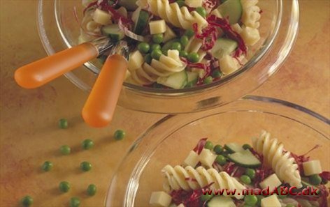 Pastasalat med mild ost Pastasalat med mild ost