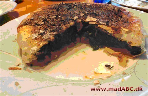 Pastilla med sølvbedeblade En pastilla er en traditionel orientalsk ret, som er meget yndet i Grækenland, i Tyrkiet og i Marokko. Her kommes sølvbeder, korender og andet i butterdej.