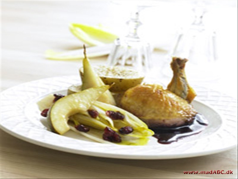 Perlehønebryst med lun julesalat og hyldebærglace Spændende og lækre ingredienser giver denne ret en snert af gourmetmad.