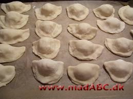 Pirogger med forskelligt fyld Pirogger kan laves på et utal af måder. Her er to ideer til hvad din næste frokost eller skovtur skal byde på. En lidt spicy version med chili, og en anden version med ost og æg.