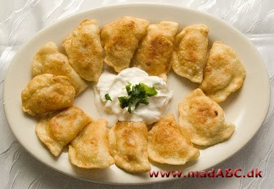 Pirogger er dej rullet om noget indhold. Retten stammer oprindeligt fra Ukraine. Her laves de uden kød med blandt andet gulerødder, champignon og cremefraiche. Prøv dem til frokost eller aftensmad