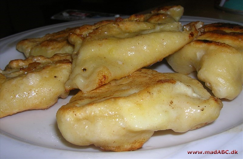 Pirogger med krabbe- og svinekød Opskriften til pirogger stammer oprindeligt fra Ukraine. Indholdet kan laves på mange måder. Her laves de med krabbe-og svinekød.Piroggerne frituresteges i ovnen, men kan vist også laves i ovn.