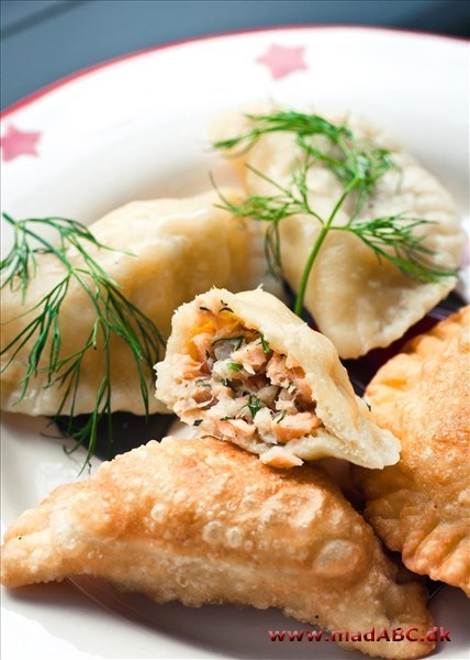 Pirogger med laks og spinat Pirogger stammer oprindeligt fra Ukraine og er en indbagt ret bestående af butterdej rullet om noget indhold som kan være mange forskellige ingredienser. Her laves piroggerne med laks og spinat.