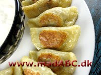 Pirogger med lammefyld Disse pirogger er lidt østerlandsk inspireret med lammekød eller fårekød og sambal olek. De smager rigtig godt som frokostret, på skovturen eller som let aftensmåltid. Velbekomme.