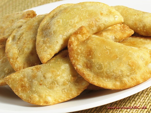Pirogger med oksekød Pirogger laves med dej, der rulles om noget fyld. Her er fyldet blandt andet oksekød og gulerødder. De er forholdsvis lette at lave, og kan bruges som frokostret og let aftensmad.