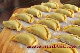 Pirogger med spinat og champignon Disse pirogger med spinat og champignon kan bruges til blandt andet snacks, til forret eller til let frokostret. I denne opskrift laves dejen fra bunden. Velbekomme.