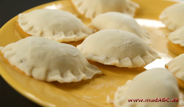 Pirogger special Disse pirogger med gulerod, hamburgerryg og ost kan blandt andet bruges som frokostret sammen med en lækker blandet salat. Eller brug dem som forret. De er fryseegnet.