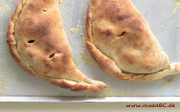 En indbagt pizza kaldes også en calzone og laves ofte med skinke og ost. Her laves calzonen dog med hakket oksekød. makaroni og ost. Perfekt som hurtig og nem hovedret for hele familien. 