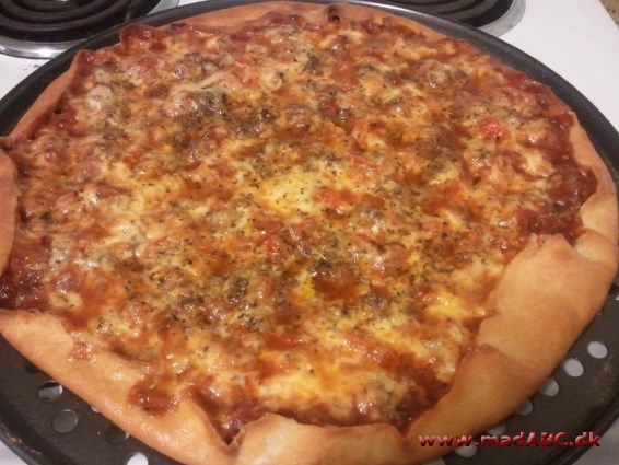 Hvis du elsker pizza men er bekymret for fedtindholdet i en traditionel pizza så prøv denne opskrift på hjemmelavet pizza med et lavt fedindhold. Pizzaen laves med hakket oksekød med 3-6 % fedt. 