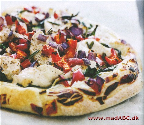 Du kan også lave pizzaen med laks. Speltmel smager bedre og er næringsmæssigt mere interessant end almindelig hvedemel. 