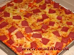 Pizza al Prosciutto Pizza al prosciutto er det samme som en pizza med skinke. Hvis du vil have det lækkert så prøv med parmaskinke eller lignende. Pizzaen er perfekt som hurtig og let aftensmad til hele familien.