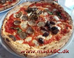 Denne Napoli inspirerede pizza laves blandt andet med tomater, ansjoser og hvidløg. Pizzaen er ganske let at lave med en nem dej og er perfekt som hurtig aftensmad eller frokost. Server direkte fra ovnen. 