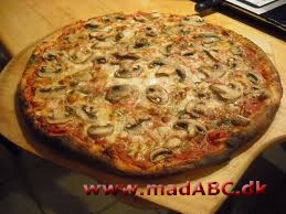 Denne pizza con funghi eller pizza med svampe laves med champignon- men andre svampe kan naturligvis også bruges. Pizzaen er nem og hurtig at lave og velegnet til aftensmad eller frokosten og så videre. 