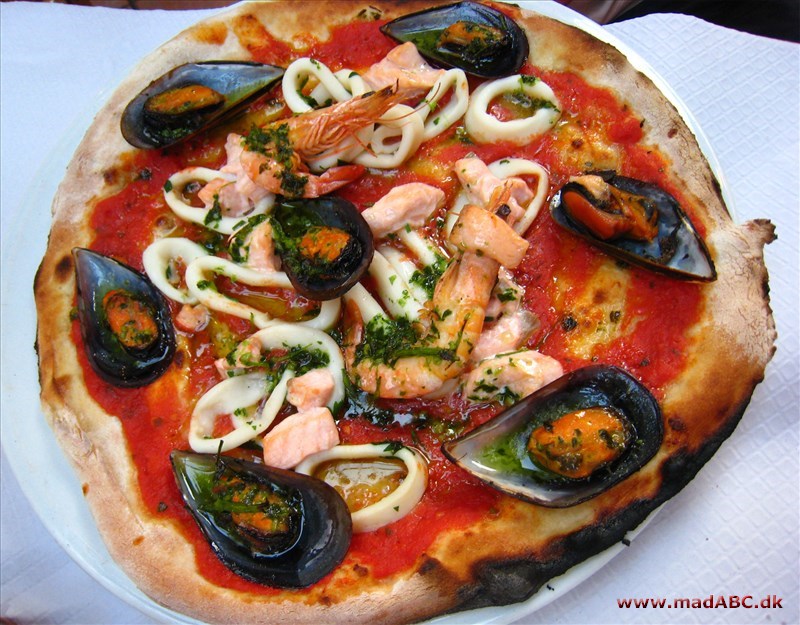Pizza frutti di mare Pizza frutti di mare betyder direkte oversat pizza med alt godt fra havet. I dette tilfælde laves pizza med skaldyr i form af muslinger, blæksprutte og rejer. Måske den pizza du skal servere for gæsterne?