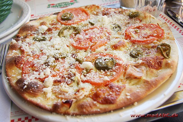 Pizza genovese eller pizza alla genovese stammer oprindeligt fra Genova i Italien. Pizzaen laves med ansjosfileter, oliven og tomater. Lækkert som en sommer pizza, eller som nem aftensmad. 