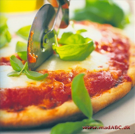 Pizza margarita lige fra grillen Pizza er nok ikke det første du tænker på, når du hører ordet grillmad, men denne pizza margarita passer faktisk glimrende til grillen. Den er let at lave på kul eller gasgrill og er som regel et hit.