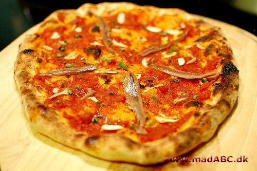 Pizza marinara laves med sardeller eller ansjosfileter. Pizzaen er nem at lave, enten med hjemmelavet dej eller endnu lettere med købt dej. Lækker aftensmad til hele familien. 
