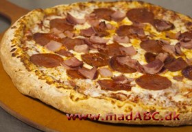 Hvis du elsker kød så prøv denne lækre pizza med pepperoni og bacon. Pizzaen er nem at lave og egner til både frokost og aftensmad. Eventuelle rester kan for eksempel bruges i madpakken. 