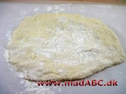 Pizza med gedeost, ansjoser og rosiner Hvis du gerne vil lave en lidt alternativ fyld til pizzaen så prøv denne opskrift med gedeost, ansjoser, hvidløg og rosiner. Pizzadejen er hurtig og let at lave. Velbekomme.