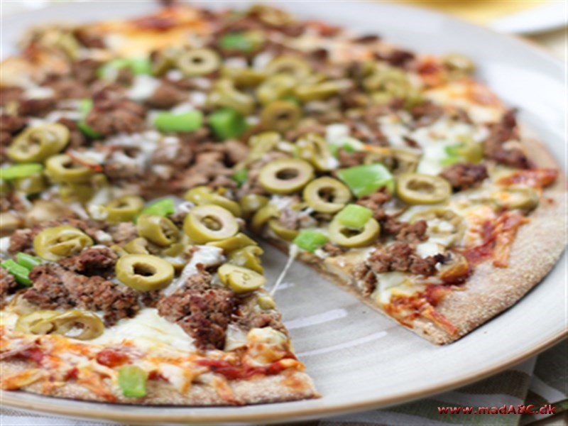 Pizza med hakket oksekød Hvis du vil lave en kødpizza så prøv denne opskrift på pizza med hakket oksekød. Pizzaen er nem og hurtigt at lave. En rest kødsovs fra bolognesen kan naturligvis også bruges- lynhurtig aftensmad.