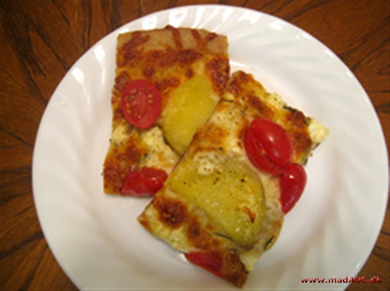 Pizza med kartofler og tomater 14 fedt % Her er opskriften på en fedtfattig pizza lavet med blandt andet kartoffel og tomat. Du kan eventuelt flotte dig og drysse med lidt ost inden du sætter pizzaen i ovnen for en helt speciel smag.