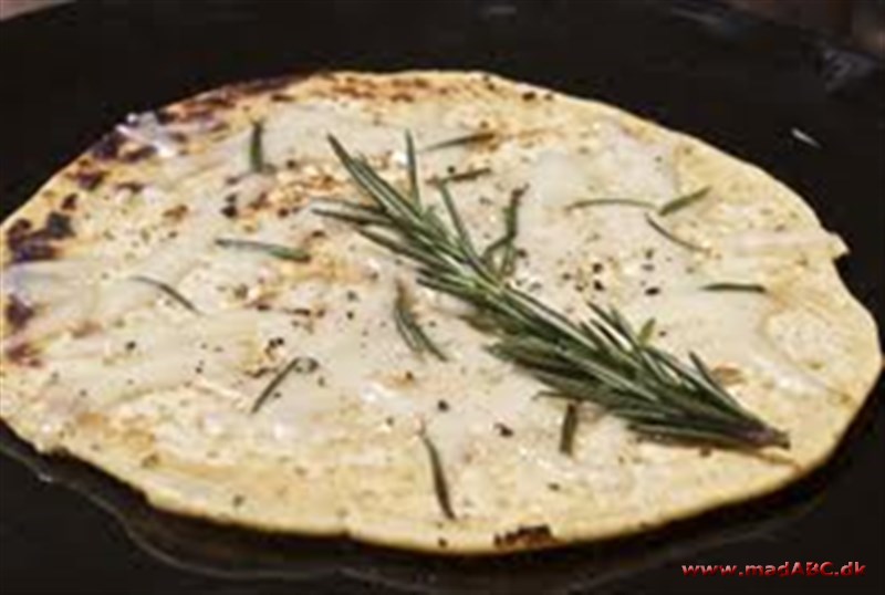 Denne pizza kan sagtens bruges som tilbehør til for eksempel kød eller pastaretter. Pizzaen kan naturligvis også stå for sig selv- prøv eventuelt at drysse ost på. 