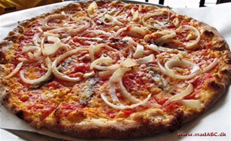 Denne pizza laves blandt andet med løg og ansjoser, og helt uden os. Prøv den til frokost, som hurtig og nem aftensmad eller i madpakken. Hvis du ikke kan undvære osten, så prøv en god mozzarella.