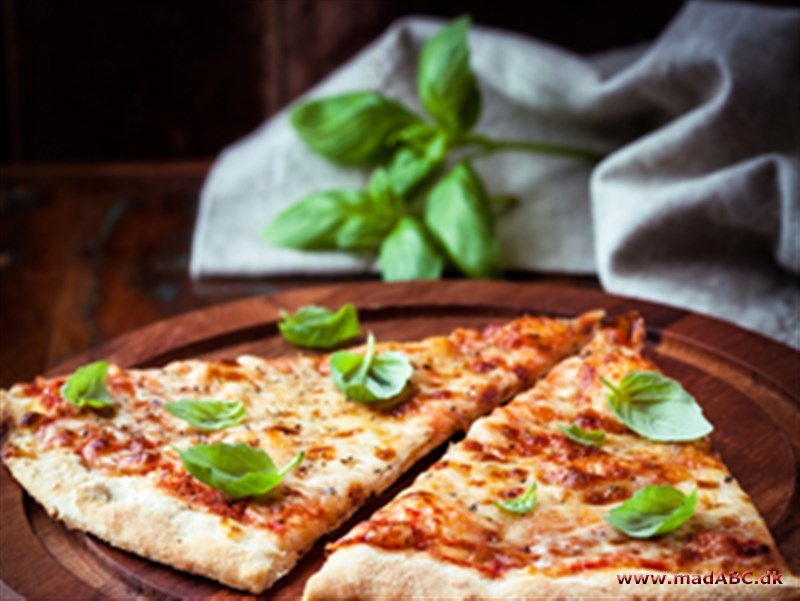 Dette er en meget italiensk inspireret pizza med pecorino ost, mozzarella og frisk basilikum. Pizzaen er meget frisk og lækker. Prøv den til frokost eller let aftensmad for hele familien.  