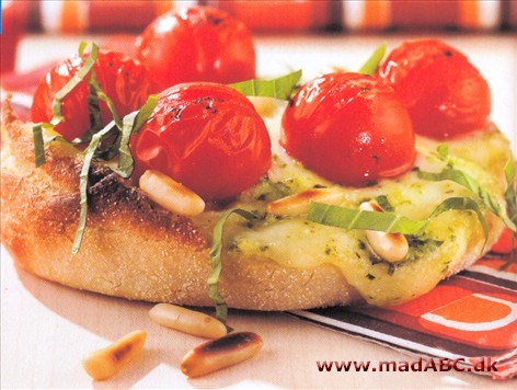 Pizza med mozzarella - lynhurtig Varme, saftige hurtiglavede og i de italienske farver: Ciabatta-rundstykker belægges med mozzarella, kirsebærtomater, pesto - og så er der serveret!
