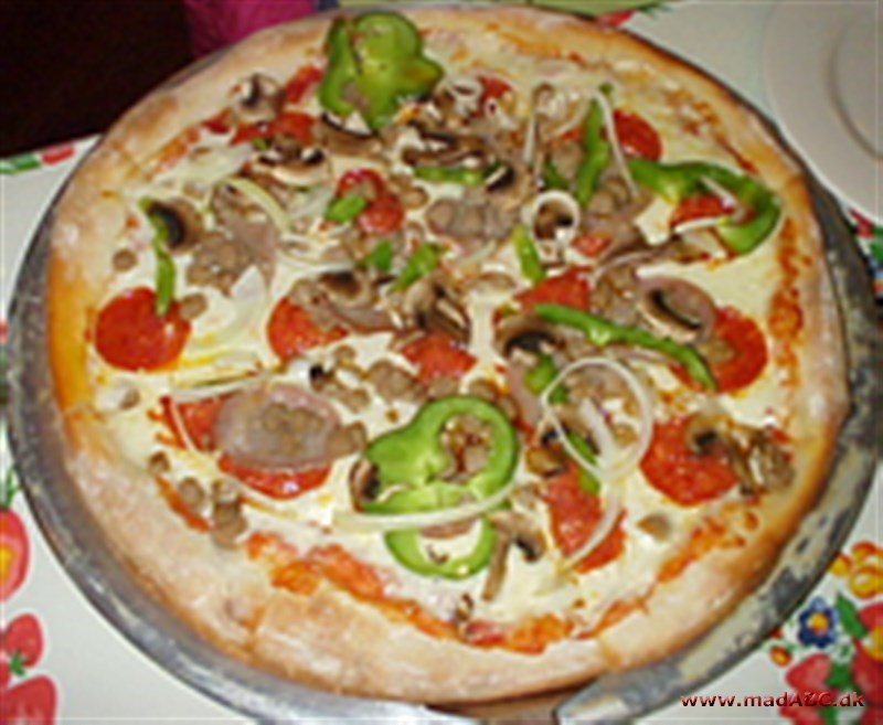 Pizza med oksekød og mozzarellaost Denne pizza med oksekød og mozzarella kan også laves med cocktailpølser, eller hvad man nu ellers har i køleskabet af rester. Perfekt til søndag aftensmad, hvor alle resterne skal bruges.