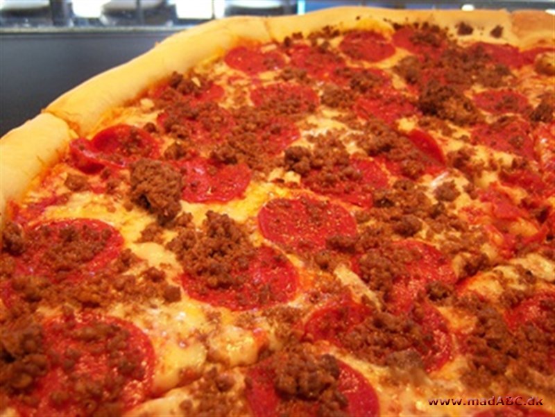 Pizza med oksekød og pepperoni Pizzaen her med oksekød og pepperoni er god til aftensmad sammen med en skål salat. Pizzaen er let at lave og hurtig. Hvis du har en rest kødsauce fra bolognese eller lignende kan det sagtens bruges.