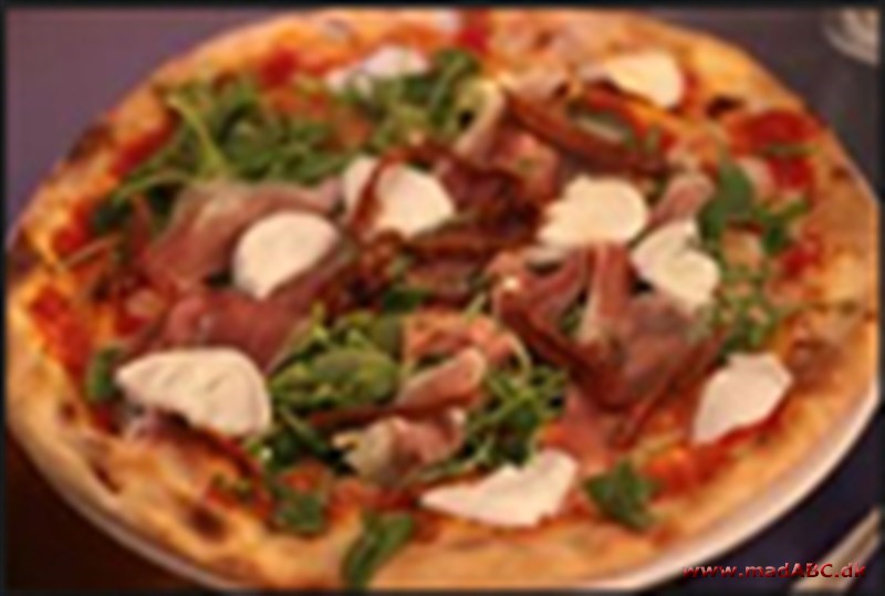 Pizza med parmaskinke og bøffelmozarella Denne pizza laves med pizzamel og det tager tid at bage med Za-Za pizzamel (skal hæve 1,5 time i alt), men det er besværet værd. Prøv også at tilføje rucula salat for et ekstra pift til pizzaen.