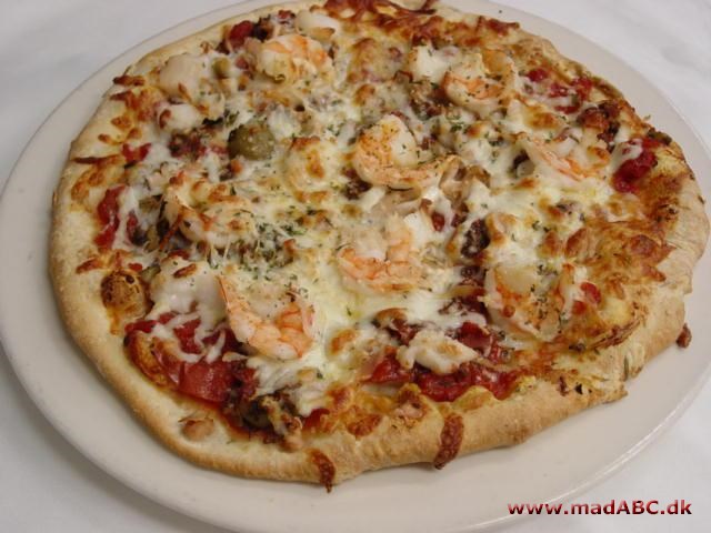 Hvis du elsker pizza men er træt at typiske pizzafyld som skinke eller oksekød så er denne pizza måske lige noget for dig. Den laves nemlig med blandt andet rejer og muslinger. Lidt eksklusiv- meget lækker. 