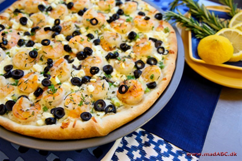 Pizza med rejer Selvom pizza oprindeligt stammer fra Napoli i Italien er denne pizza lidt græsk inspireret med feta og oliven. Rejerne er med til at sætte prik over i'et i denne hurtige med lækre pizza.