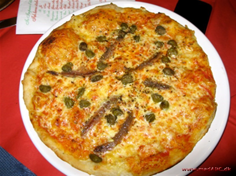 Her er en opskrift på en lækker og nem pizza med sardeller. Sardeller er saltede ansjoser, men normale ansjoser kan naturligvis godt bruges. Prøv den for eksempel til aftensmaden. 