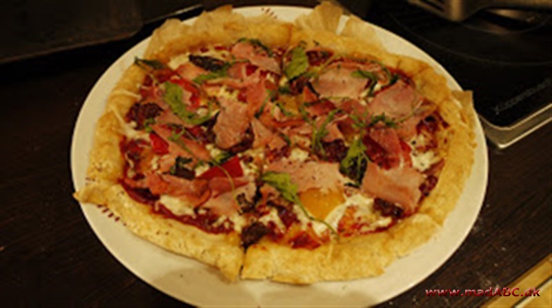 De fleste kender nok pizzaen med skinke fra pizzariaet, hvor den normalt ikke er specielt spændende. Det kan man ikke sige om denne pizza, der laves med lækker lufttørret skinke. Prøv evt. med rucola 