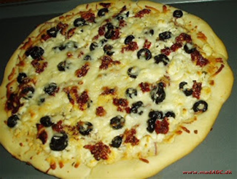 Her er en dejlig simpel opskrift på en rigtig lækker pizza. Pizzaen er nem at lave, og de soltørrede tomater smager glimrende sammen med oliven. Perfekt som aftensmad.