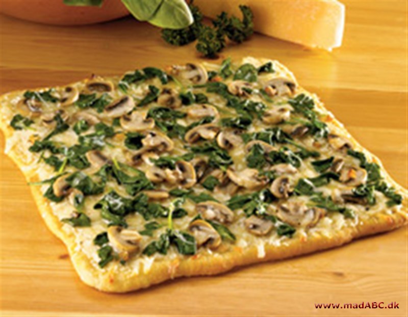 Her er opskriften på en meget lækker kødløs-pizza, med spinat, svampe og to slags ost. Pizzaen er perfekt som hurtig og let aftensmad og resterne smager dejligt i madpakken. 