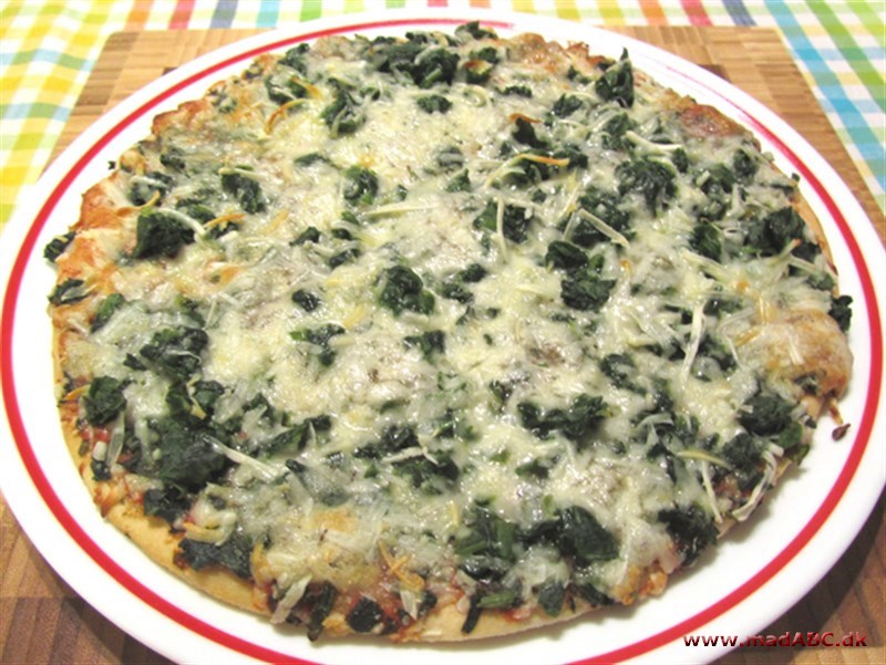 Pizza med spinat Spinat indeholder mange gode ting så som calcium, A og C vitamin og jern. Derfor er det en dejlig sund ingrediens at putte på denne nemme og hurtige pizza. Opskriften er perfekt som aftensmad.