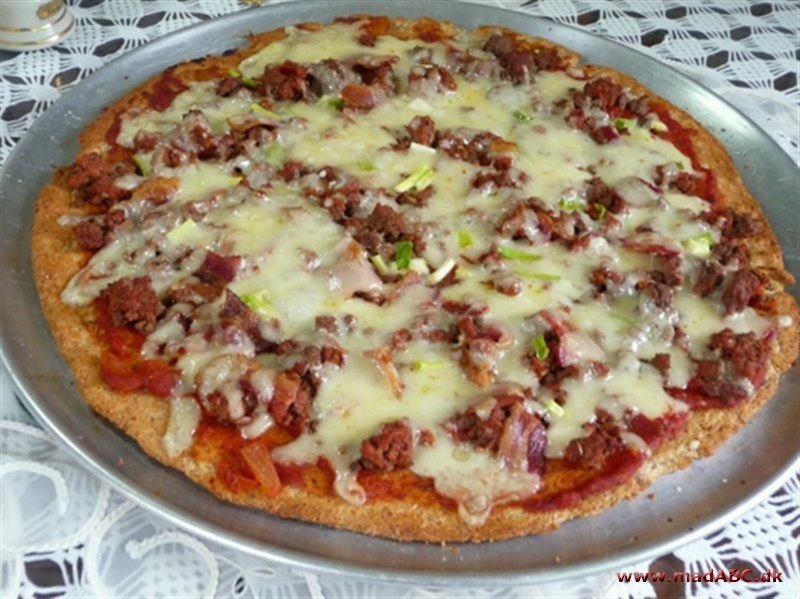Pizza med sprød bund Her er opskriften på noget fantastisk: en pizza med en dejlig sprød og knasende bund. Fyldet kan du helt selv bestemme, men du kan nok ikke komme uden om massere af ost, tomat og oregano. velbekomme.