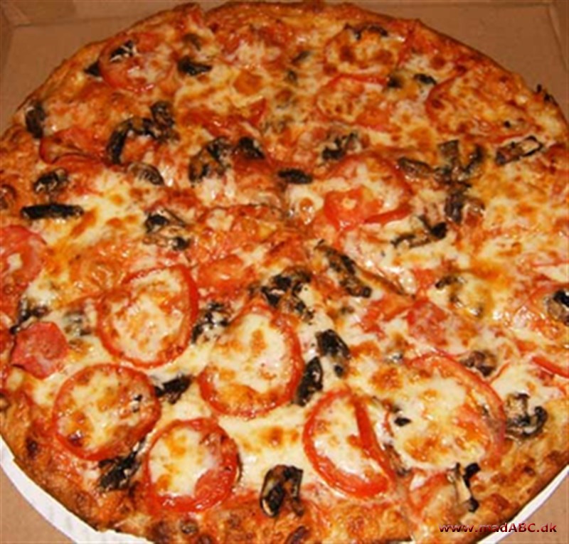 Pizza med tomat og champignon Hvis du søger noget let men lækkert til aftensmad så prøv denne simple men velsmagende pizza med champignon og tomat. Server den gerne med en lækker fyldig salat til. Og husk: bacon kan erstatte skinke