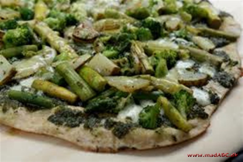 Pizza med tun og broccoli Hvis en pizza nogensinde kan være sund, så er denne opskrift nok noget af det tætteste man kommer på det. Pizzaen laves blandt andet med tun, broccoli og peberfrugt. Perfekt til aftensmad. Server med salat.