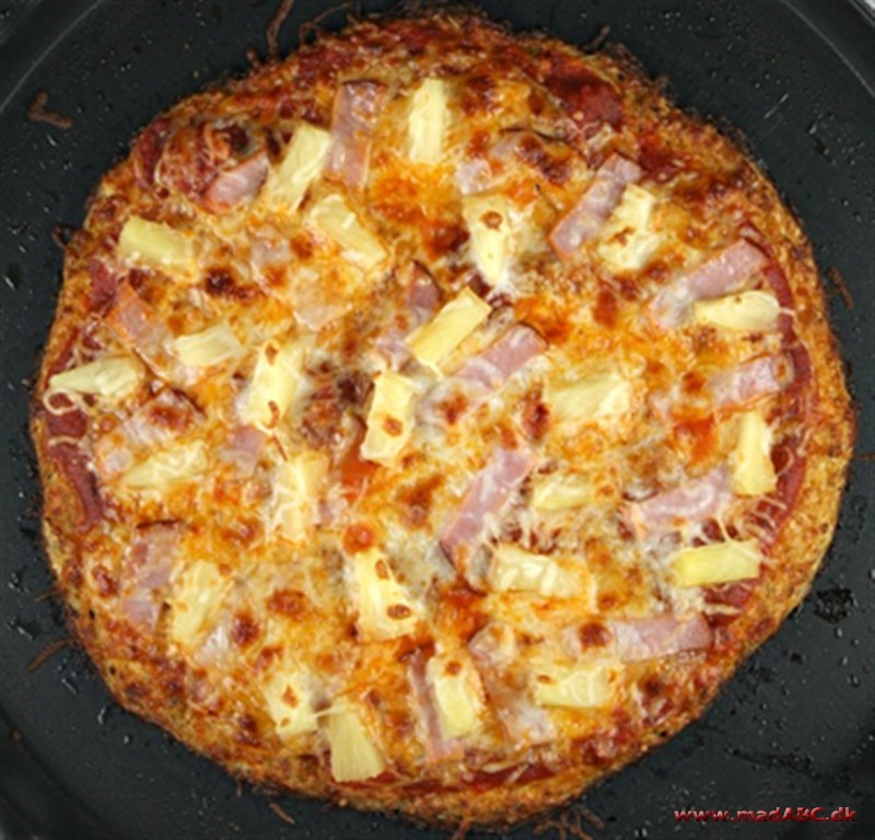 Det her lyder måske tosset: tun, majs og ananas på en pizza! men prøv det. Opskriften er perfekt til en nem og hurtig aftensmad. Resterne kan fryses eller kommes i madpakken. 