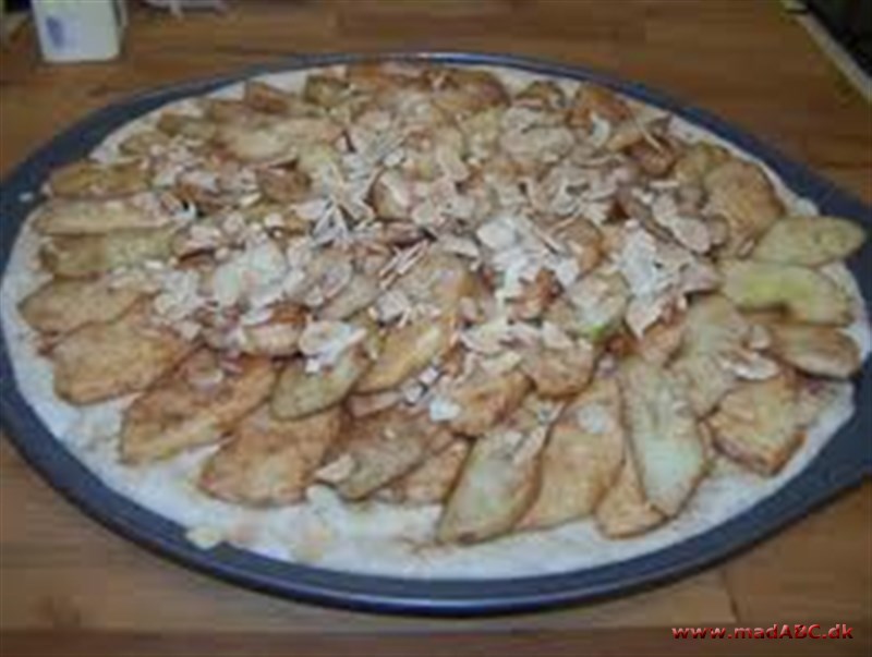 Pizza med æble, mandler og ahornsirup Denne pizza kan nok mest af alt kaldes en dessert pizza med dens søde indhold af mandel og ahornsirup. Prøv den til for eksempel børnefødselsdag.