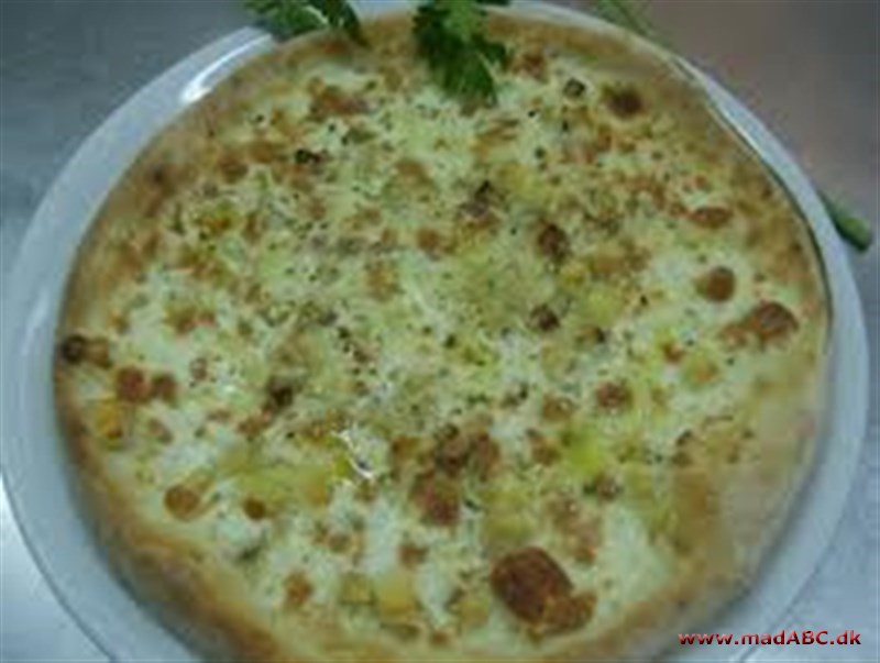 Pizza quattro formaggi Pizza med fire slags ost eller måske bedre kendt som: Pizza quattro formaggio behøver vist ikke en introduktion. Hvis man elsker smeltet ost, kan denne pizza helt sikkert anbefales.